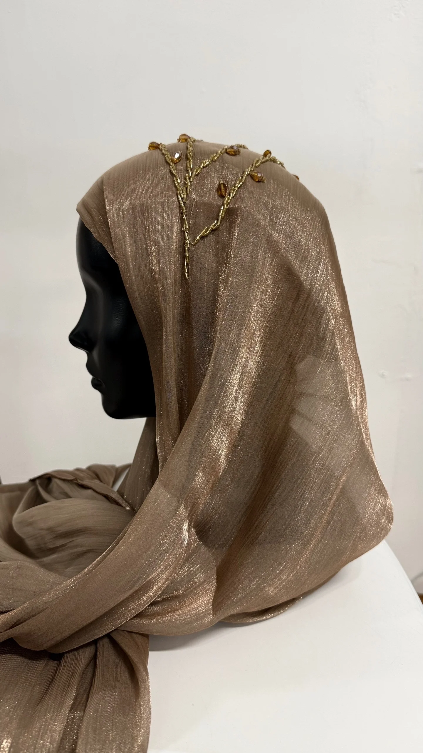 картинка ШЕЙЛЫ с МЕЛКИМ украшением (кофе с золотом) от магазина Одежда+